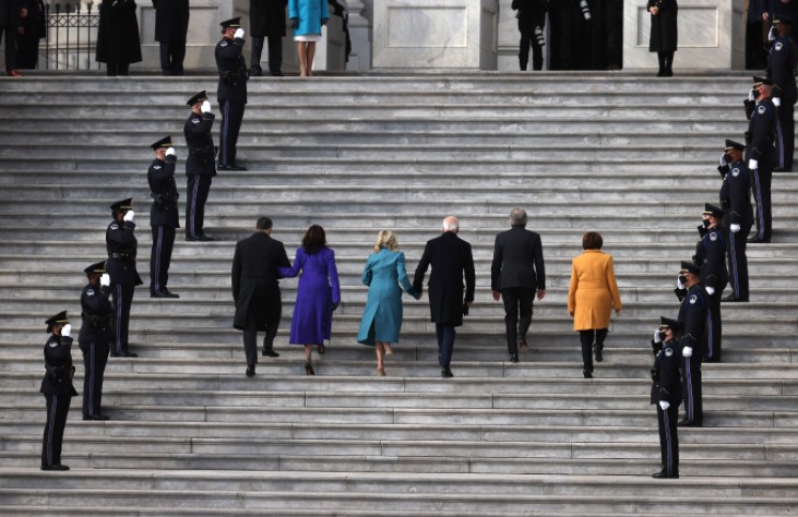 Ông Biden và bà Harris cùng một số thành viên gia đình bước vào tòa nhà quốc hội Mỹ. Ảnh: Getty