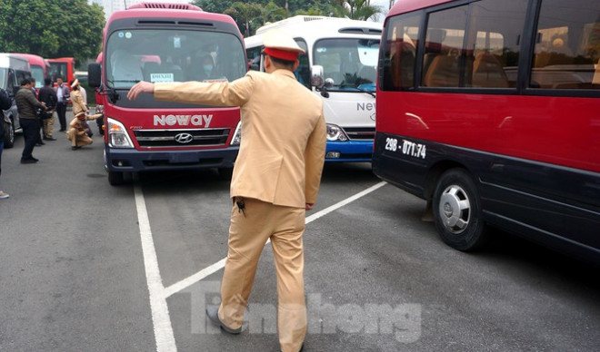 Ngoài đơn vị trên, Ngoài đơn vị trên, ông Thạch Quốc Bảo - PGĐ Cty CP vận tải Neway cho biết, đơn vị rất vinh dự được lựa chọn cung cấp phương tiện phục vụ Đại hội XIII với số lượng 36 chiếc ô tô. “Ngay từ khi được lựa chọn là đơn vị cung cấp phương tiện, trong hơn 2 tháng vừa qua chúng tôi bắt tay vào lựa chọn những lái xe có kinh nghiệm phục vụ những sự kiện lớn như Đại hội XII và Đại hội XI và những phương tiện tốt nhất để phục vụ Đại hội XIII” – ông Bảo nói.