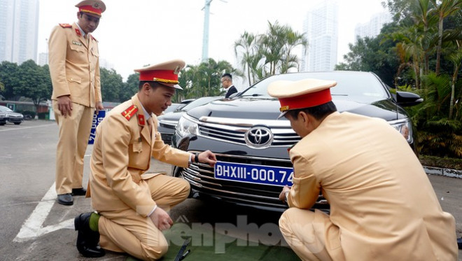 Sau khi hoàn thành việc kiểm tra, lực lượng CSGT gắn biển số tạm thời lên các phương tiện.