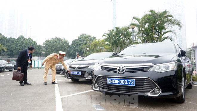 Thượng tá Nguyễn Cao Thúy – Phó trưởng Phòng 5 (Cục CSGT) cùng lãnh đạo phía Cty cung cấp phương tiện phục vụ Đại hội đi kiểm tra công tác kiểm định, gắn biển số tạm thời.