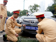 Tin tức trong ngày - Cục CSGT kiểm định, gắn biển tạm thời cho hơn 100 xe phục vụ Đại hội XIII