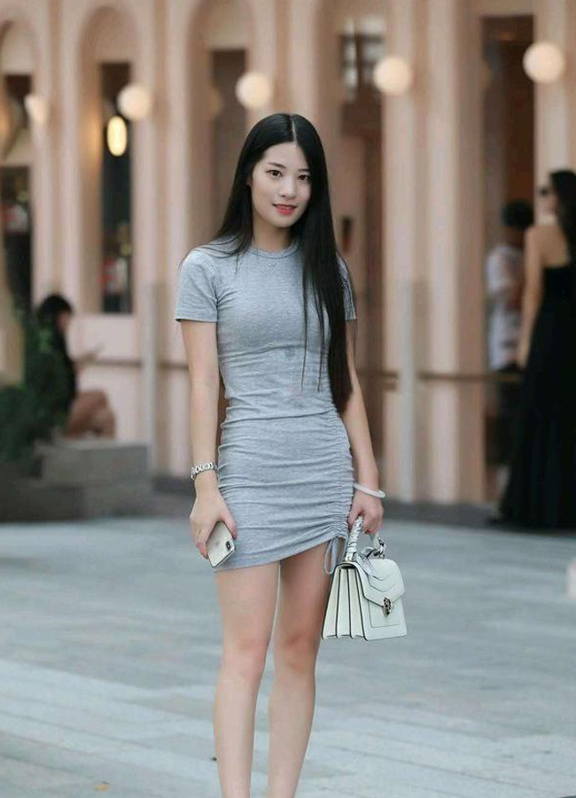 Váy bodycon dạng dây rút cũng là một xu hướng mới được các chị em châu Á yêu thích trong năm vừa qua.
