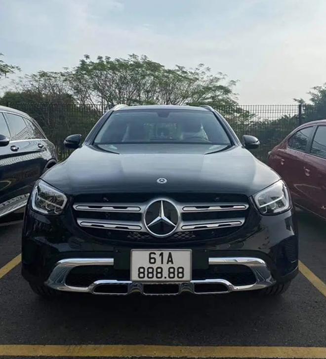 Chủ xe Mercedes-Benz GLC 200 bấm được biển số &#34;năm con 8&#34; khiến bao người trầm trồ - 2