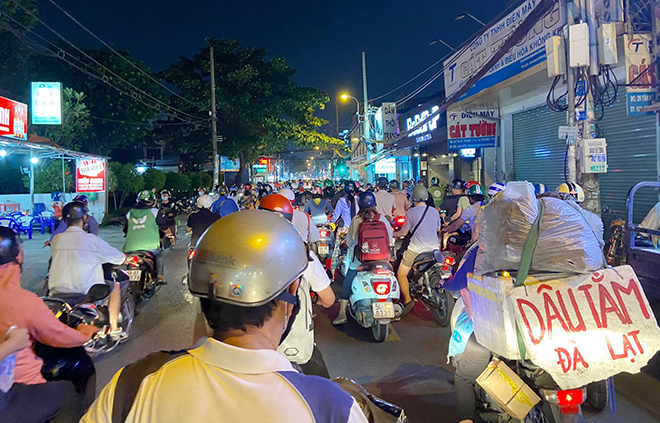 Ngoài đường Lê Văn Sỹ, các tuyến đường ra vào sân bay như: Cộng Hòa, Trường Chinh, Hoàng Văn Thụ, Trần Quốc Hoàn…giao thông trong chiều và tối 21/1 cũng bị ùn tắc nghiêm trọng.