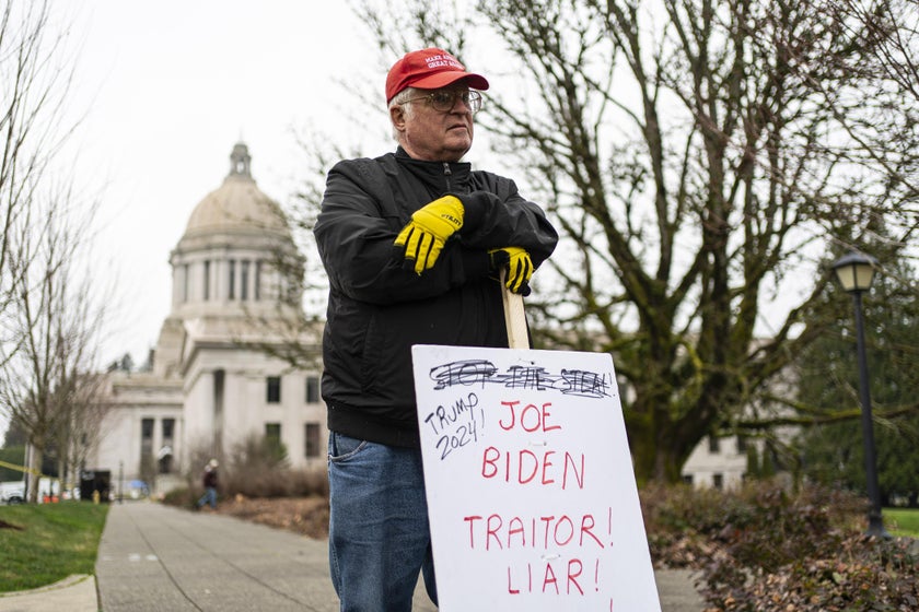 Một người ủng hộ ông Trump đứng ngoài tòa nhà chính phủ bang Washington. Ảnh: Getty