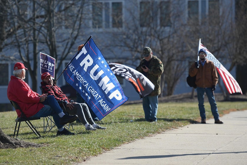 Vài người ủng hộ ông Trump xuất hiện ở tòa nhà chính phủ bang Missouri. Ảnh: Getty