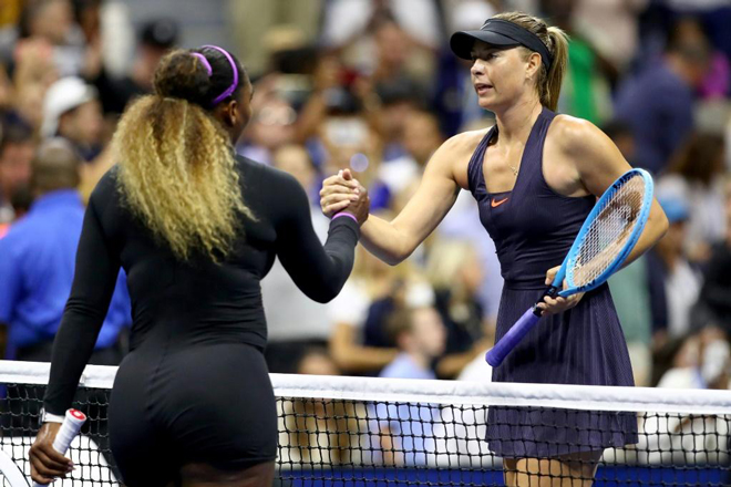 Sharapova (phải) và Serena ít khi nói tốt về nhau