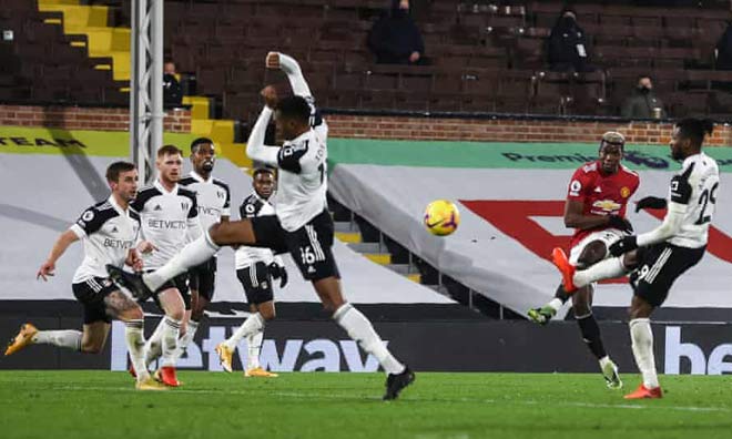 Pogba sút xa bằng chân trái đầy bất ngờ để ghi bàn giúp MU thắng ngược Fulham 2-1