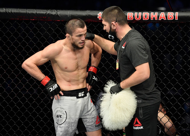 Khabib (phải) có mặt hỗ trợ cho em trai trong ngày thi đấu 21/1