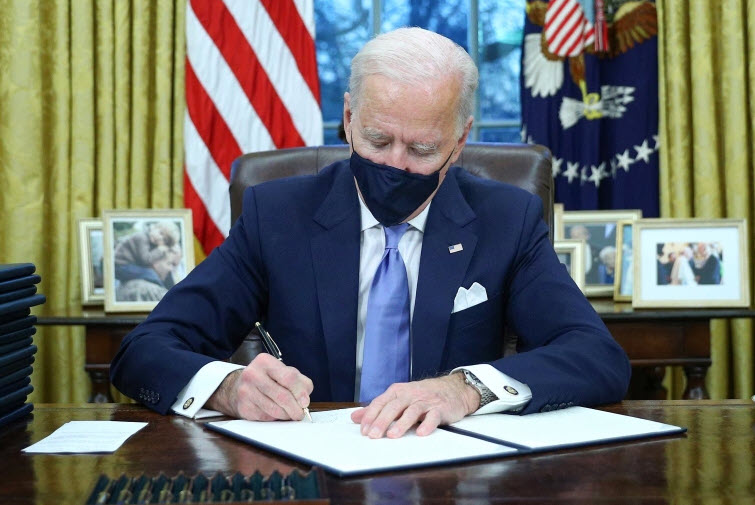 Tổng thống Mỹ Joe Biden ký sắc lệnh hành pháp trong ngày đầu tiên ở Nhà Trắng.