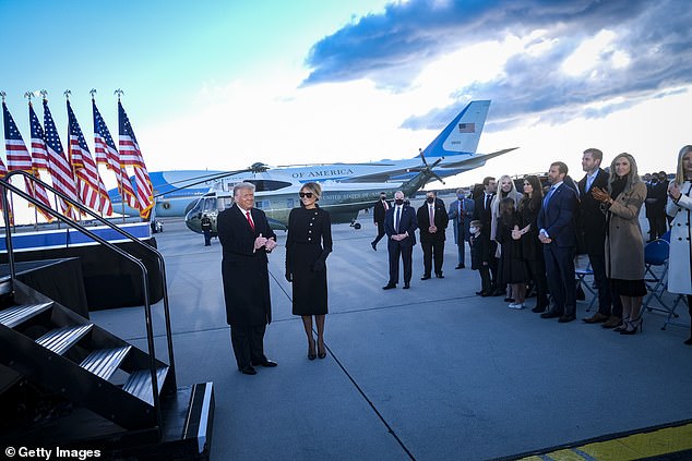 Barron Trump không xuất hiện cùng các thành viên trong gia đình.