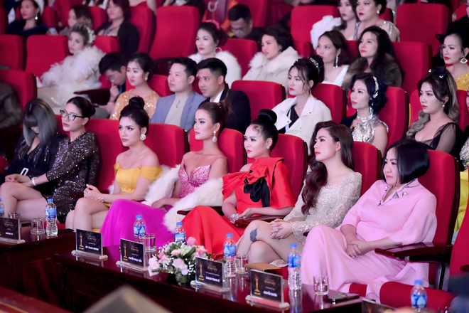 Bùi Thanh Hương xuất hiện nổi bật trên hàng ghế đầu, đọ sắc cùng bà trùm làng mốt Trang Lê và dàn người mẫu