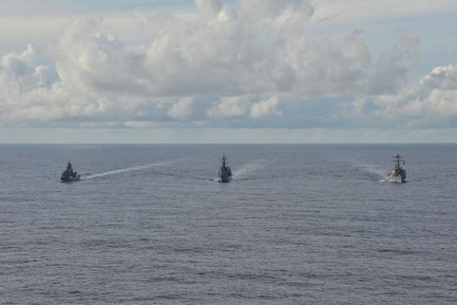 Tàu chiến Mỹ, Úc và Nhật Bản trong một cuộc tập trận chung trên biển Đông hồi tháng 10-2020. Ảnh: Hạm đội Thái Bình Dương Hải quân Mỹ.