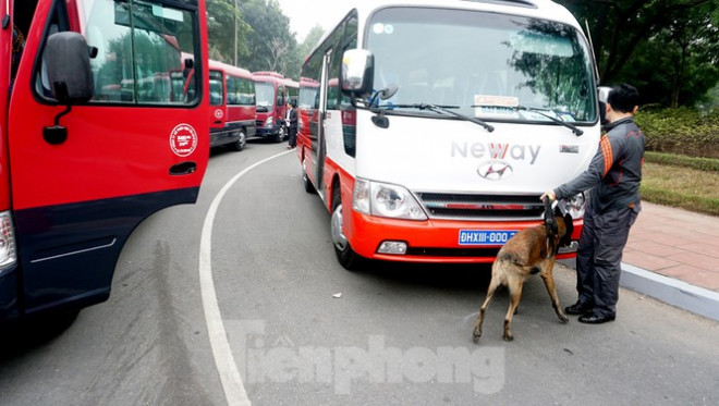 Quá trình kiểm định, gắn biển số diễn ra hết sức nghiêm ngặt với nhiều bước như kiểm tra giấy tờ phương tiện, lái xe, kiểm tra kỹ thuật phương tiện, an toàn phòng chống cháy nổ,...