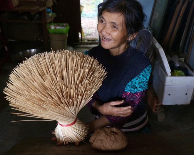 Theo người dân làng hương Thủy Xuân, hoạt động làm hương diễn ra quanh năm, nhưng dịp cuối năm thì hoạt động sản xuất trở nên tất bật hơn, số lượng hương được làm ra cũng nhiều hơn.