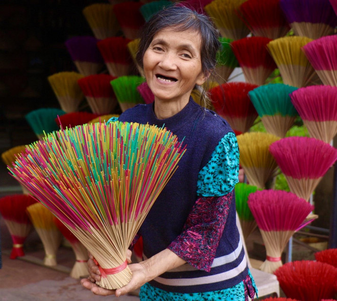 Tiếp đó là công đoạn làm lõi hương, lõi hương được làm từ ruột tre chẻ nhỏ đều tăm tắp, phơi nắng nhiều ngày để khô và giòn, tre làm lõi hương là tre già lấy từ rừng. Bột hương sau khi được trộn dẻo với các nguyên liệu sẽ được se quanh các lõi hương, se sao cho vừa đủ mỏng và dính tròn, sau đó đem đi phơi nắng.