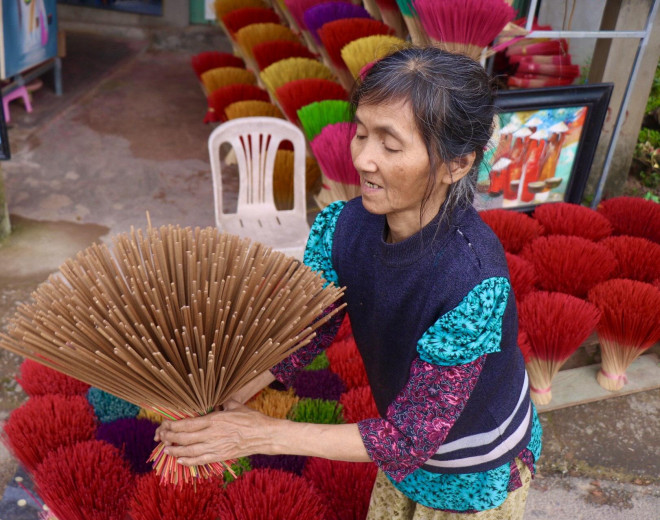 Theo bà Tuyết, ban đầu hương chỉ có màu nâu và đỏ, nhưng nay với việc pha trộn các màu thì có thể tạo nên những cây hương với nhiều màu sắc như tím, vàng, xanh lục, hồng…Với nhiều màu sắc, khi trưng bày các bó hương được xếp lại sẽ tạo thành những “rừng hương” bắt mắt. Đây chính là yếu tố quan trọng trong việc thu hút sự tò mò của du khách