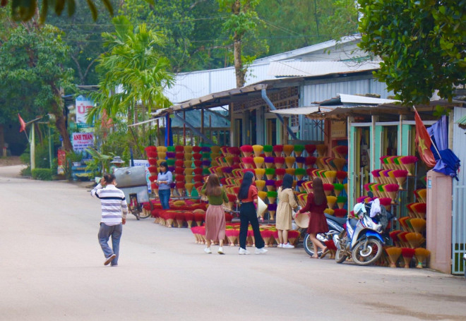 Với những không gian trưng bày bắt mắt, màu sắc rực rỡ, làng hương Thủy Xuân là một điểm đến hấp dẫn cho mọi du khách.