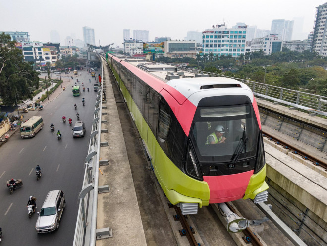 Đoàn tàu được thiết kế mới nhất theo tiêu chuẩn châu Âu, sản xuất bởi công ty Alstom tại Pháp với thân tàu bằng hợp kim nhôm có trọng lượng nhẹ, tuổi thọ cao và được nghiên cứu để phù hợp với nhu cầu của người Việt. Tàu được sơn 3 màu xanh lá mạ, hồng đỏ và trắng với biểu tượng Khuê Văn Các tạo nên một dấu ấn riêng của Hà Nội.