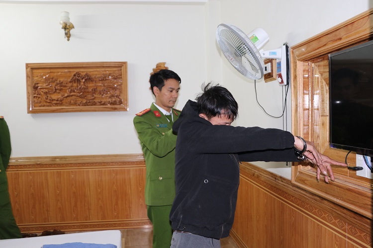 Trần Văn Ninh chỉ nơi lắp đặt camera ghi hình các cặp đôi trong nhà nghỉ.