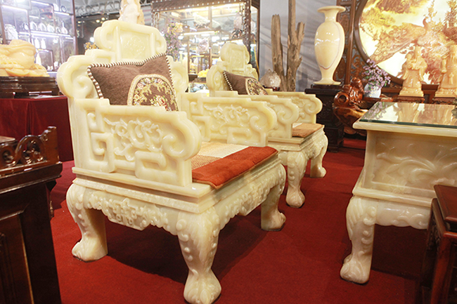 Ông Dũng hiện là Phó Chủ tịch Hội đá cảnh, đá phong phong thủy Việt Nam cho biết, bộ bàn ghế này bằng ngọc cẩm thạch có nguồn gốc ở nước ngoài, đây là  một loại ngọc quý trên thế giới rất được ưa chuộng
