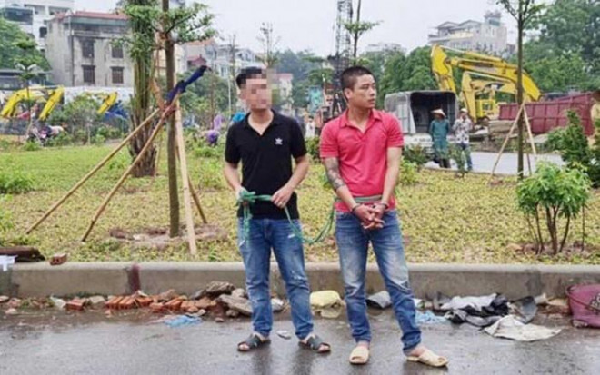 Cơ quan chức năng đưa đối tượng Tuyên (bên phải) ra thực nghiệm hiện trường phục vụ điều tra