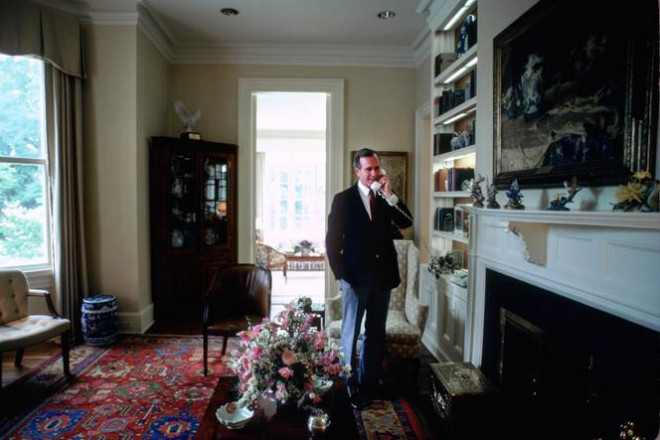 Ông George HW Bush (giữ chức từ 1981 - 1989 trước khi trở thành Tổng thống từ 1989 – 1993) đã bổ sung một số đặc điểm ngoài trời cho Number One Observatory Circle như làm một hố móng ngựa (hố cát chữ U) và một đường chạy dài 400 m. Theo Washington Post, gia đình Bush thường xuyên đãi khách trong thời gian sống tại đây, với hơn 900 bữa tiệc.