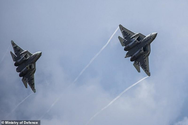 Su-57 tại một cuộc triển lãm hàng không. Ảnh: DAILY MAIL