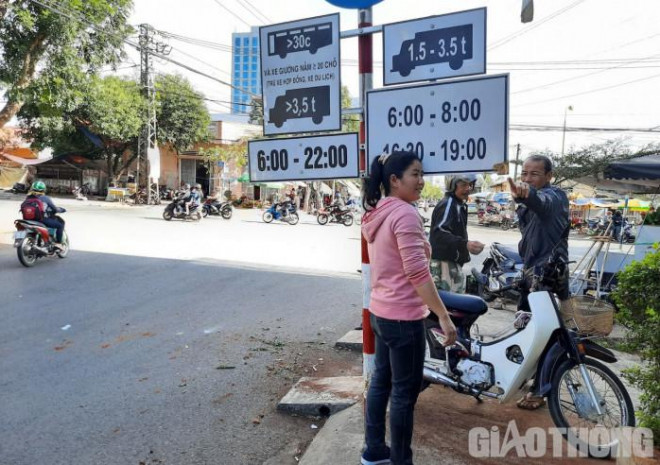 Trên vỉa hè, tấm biển chỉ cao ngang mặt người khiến nhiều người dân đập mặt vào biển "như cơm bữa". Ảnh: Ngọc Hùng