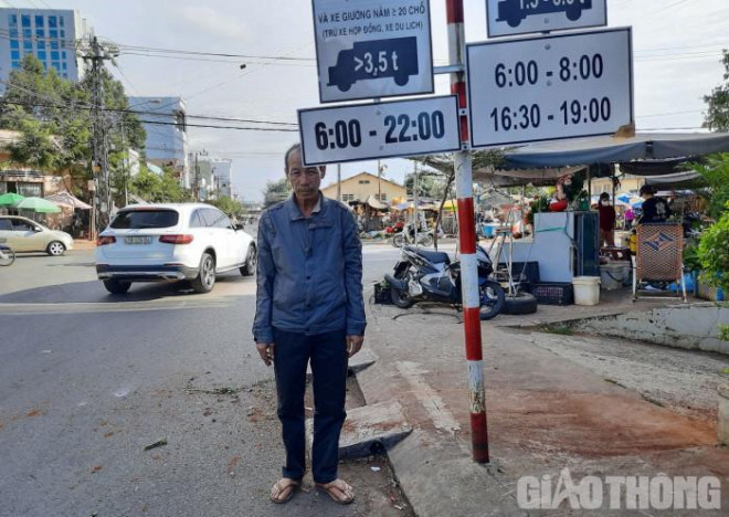 Biển phụ chỉ dẫn nằm gần như hoàn toàn dưới lòng đường và thấp hơn đầu người gây mất ATGT. Ảnh: Ngọc Hùng