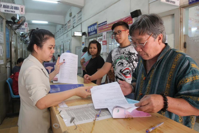 Người dân làm thủ tục khám chữa bệnh BHYT