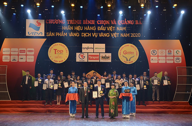 Ông Lê Văn Tùng - Phó Tổng Giám đốc phụ trách kinh doanh Công ty CP AVIA nhận giải thưởng top 50 Nhãn hiệu hàng đầu Việt Nam năm 2020
