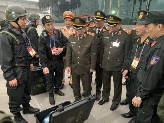 Thứ trưởng Bùi Văn Nam kiểm tra việc triển khai lực lượng, phương tiện, thiết bị bảo đảm ANTT Đại hội của Công an các đơn vị. Ảnh: BCA