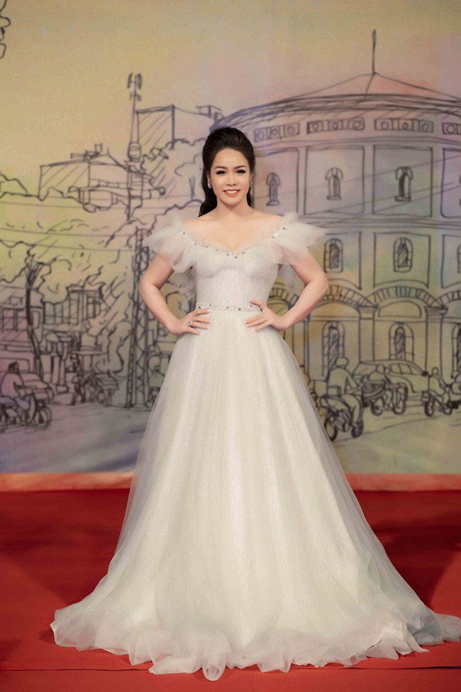 Chiếc váy đáng ra sẽ giúp Nhật Kim Anh tạo điểm nhấn với vòng một sexy nhưng nào ngờ...

