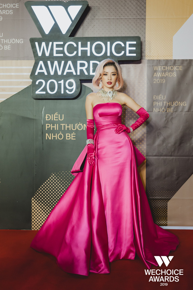 Chi Pu xuất hiện với bộ cánh vô cùng ấn tượng trên thảm đỏ WeChoice Awards 2019. Cô chọn diện mẫu đầm màu hồng fuchsia nổi bật của NTK Đỗ Long. Mẫu đầm quây vừa giúp tôn lên vòng 1 gợi cảm lại phô diễn vòng 2 nhỏ nhắn.