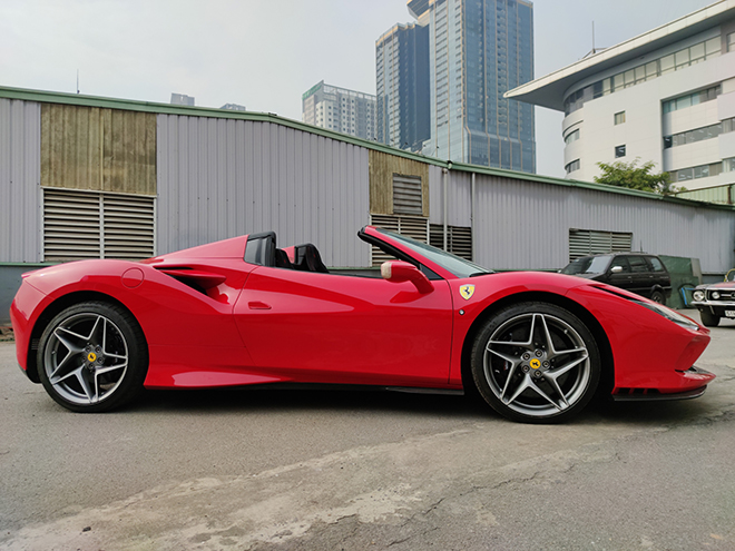 Soi siêu phẩm Ferrari F8 Tributo mui trần thứ 2 có mặt tại Việt Nam - 2