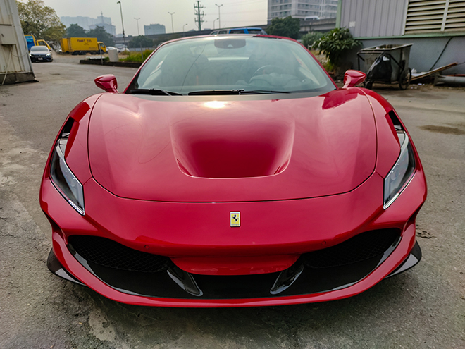 Soi siêu phẩm Ferrari F8 Tributo mui trần thứ 2 có mặt tại Việt Nam - 3