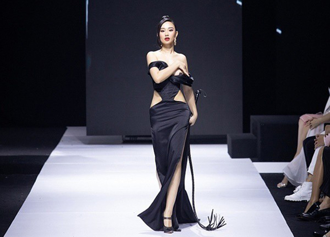 Trên sàn catwalk, Hoa hậu Hương Trà đã rơi vào tình huống đỏ mặt khi gặp phải sự cố lộ điểm nhạy cảm lúc trình diễn.&nbsp;Ngay sau đó, người đẹp nhanh chóng kéo tay áo lên để tiếp tục sải bước trên sân khấu.
