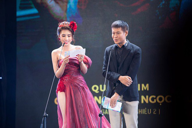 Tại lễ trao giải Ngôi Sao Xanh 2019, Hoa hậu Du lịch Quốc tế Dương Yến Nhung và đạo diễn Lê Hoàng đã được mời công bố và trao giải thưởng Sáng Tạo Xuất Sắc Nhất. Tuy nhiên, Yến Nhung đã mắc phải sai lầm khiến cô ngượng ngùng che mặt và thốt lên: "Chết rồi".
