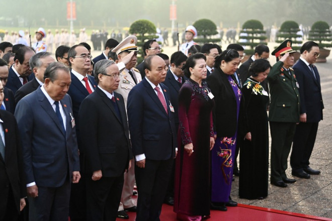 Trong giờ phút thiêng liêng, các đại biểu bày tỏ lòng biết ơn vô hạn đối với lãnh tụ kính yêu của dân tộc Việt Nam, người thầy vĩ đại của cách mạng Việt Nam, Anh hùng giải phóng dân tộc, Người đã hiến dâng cuộc đời mình vì độc lập của Tổ quốc và tự do, hạnh phúc của nhân dân, Người đã đặt nền tảng tư tưởng cho sự nghiệp cách mạng của Đảng, đưa đất nước vững bước trên con đường đổi mới, tiến lên chủ nghĩa xã hội