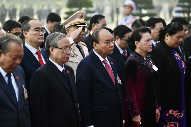 Thành kính tưởng nhớ Chủ tịch Hồ Chí Minh, các đại biểu nguyện một lòng đi theo con đường Người đã vạch ra, quyết tâm xây dựng Đảng trong sạch, vững mạnh, phát huy sức mạnh toàn dân tộc và dân chủ xã hội chủ nghĩa, đẩy mạnh toàn diện, đồng bộ công cuộc đổi mới, bảo vệ vững chắc Tổ quốc, giữ vững môi trường hòa bình, ổn định; phấn đấu sớm đưa Việt Nam cơ bản trở thành nước công nghiệp theo hướng hiện đại.