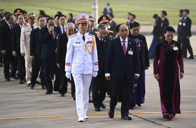 Các Ủy viên Bộ Chính trị: Thủ tướng Chính phủ Nguyễn Xuân Phúc, Chủ tịch Quốc hội Nguyễn Thị Kim Ngân; Bí thư Trung ương Đảng, Chủ tịch Ủy ban Trung ương Mặt trận Tổ quốc Việt Nam Trần Thanh Mẫn cùng các đồng chí Ủy viên Bộ Chính trị, Bí thư Trung ương Đảng và đại biểu dự Đại hội đại biểu toàn quốc lần thứ XIII của Đảng đã đặt hoa, vào Lăng viếng Chủ tịch Hồ Chí Minh - Người sáng lập và rèn luyện Đảng, lãnh tụ vĩ đại của Đảng và dân tộc Việt Nam.