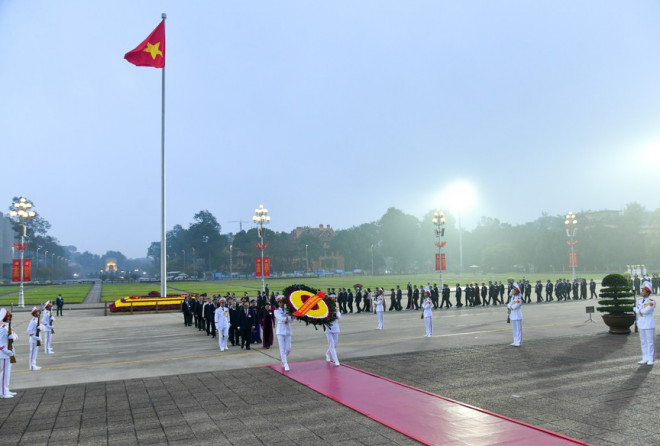 Vòng hoa của Đoàn Đại hội đại biểu toàn quốc lần thứ XIII của Đảng mang dòng chữ: "Đời đời nhớ ơn Chủ tịch Hồ Chí Minh vĩ đại."