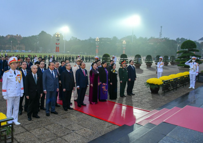 Các lãnh đạo Đảng, Nhà nước cùng đại biểu dự Đại hội XIII của Đảng đặt vòng hoa và vào Lăng viếng Chủ tịch Hồ Chí Minh