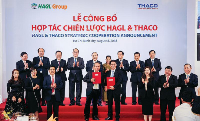 "Cú bắt tay tỷ đô" giữa ông chủ tập đoàn Hoàng Anh Gia Lai và ông chủ tập đoàn Ô tô Trường Hải hôm 8/8/2018.