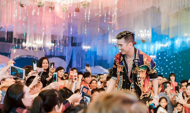 Đàm Vĩnh Hưng cũng từng hát ở một đám cưới ở Hà Tĩnh và nam ca sĩ được trả cát-xê lên tới 20.000 USD tương đương 400 triệu đồng tại thời điểm năm 2012.
