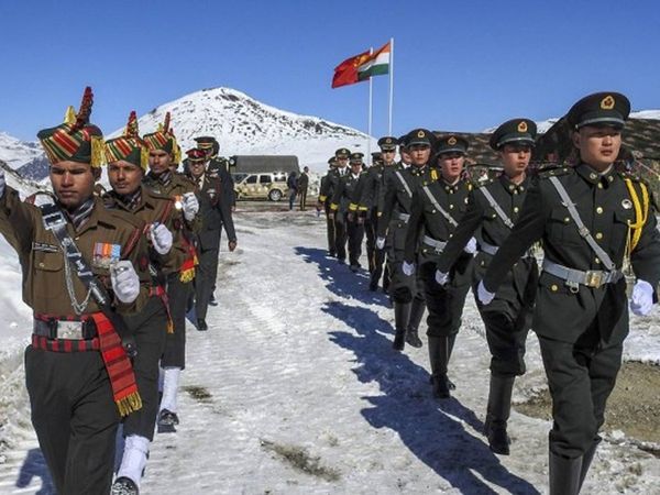 Binh sĩ Ấn Độ (trái) và binh sĩ Trung Quốc ở khu vực biên giới. Ảnh: PTI