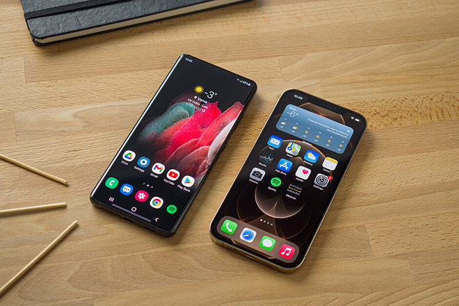 Galaxy S21 Ultra và iPhone 12 Pro Max (phải).