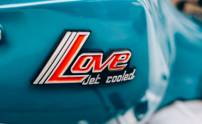 Xe còn có tên gọi là Suzuki Love Jet Cooled RC100 ở Thái Lan.