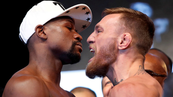 McGregor (phải) bị Mayweather (trái) cà khịa